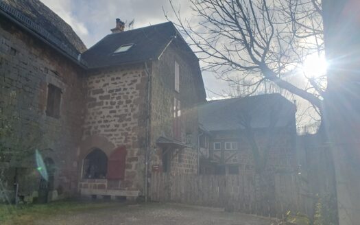 Maison en pierre rouge