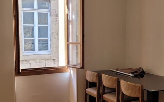 Appartement T3coeur de ville 1er etage,72 M2 + courette