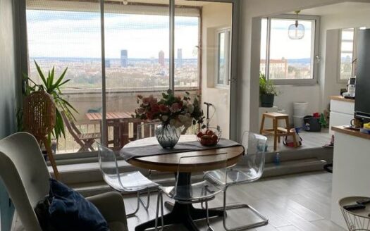 Appartement T5 rénové de 93m² – Vue imprenable sur Lyon et les Alpes